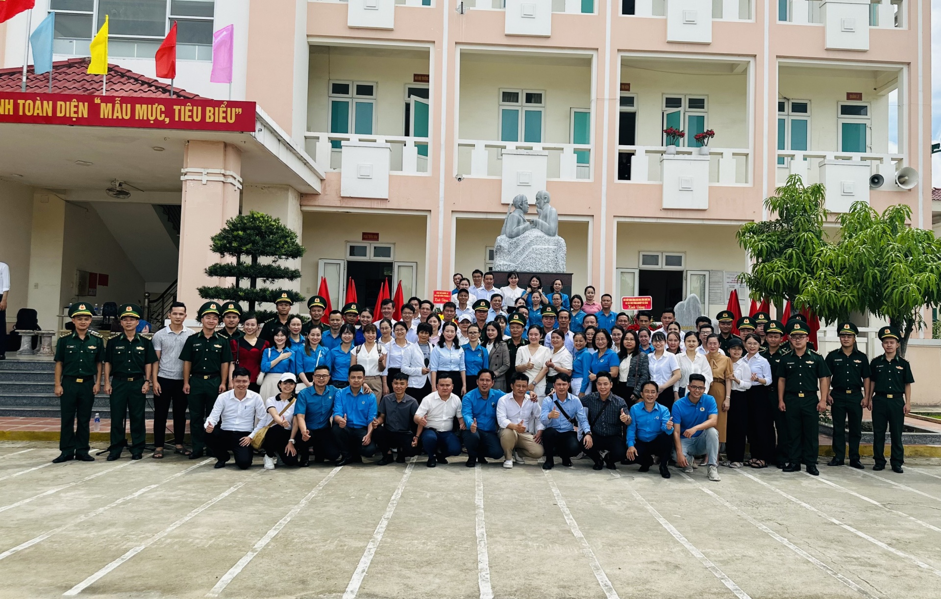 Đà Nẵng: Công đoàn tặng 1.000 lá cờ tổ quốc cho chiến sĩ biên phòng và ngư dân bám biển Đà Nẵng: Công đoàn tặng 1.000 lá cờ tổ quốc cho chiến sĩ biên phòng và ngư dân bám biển