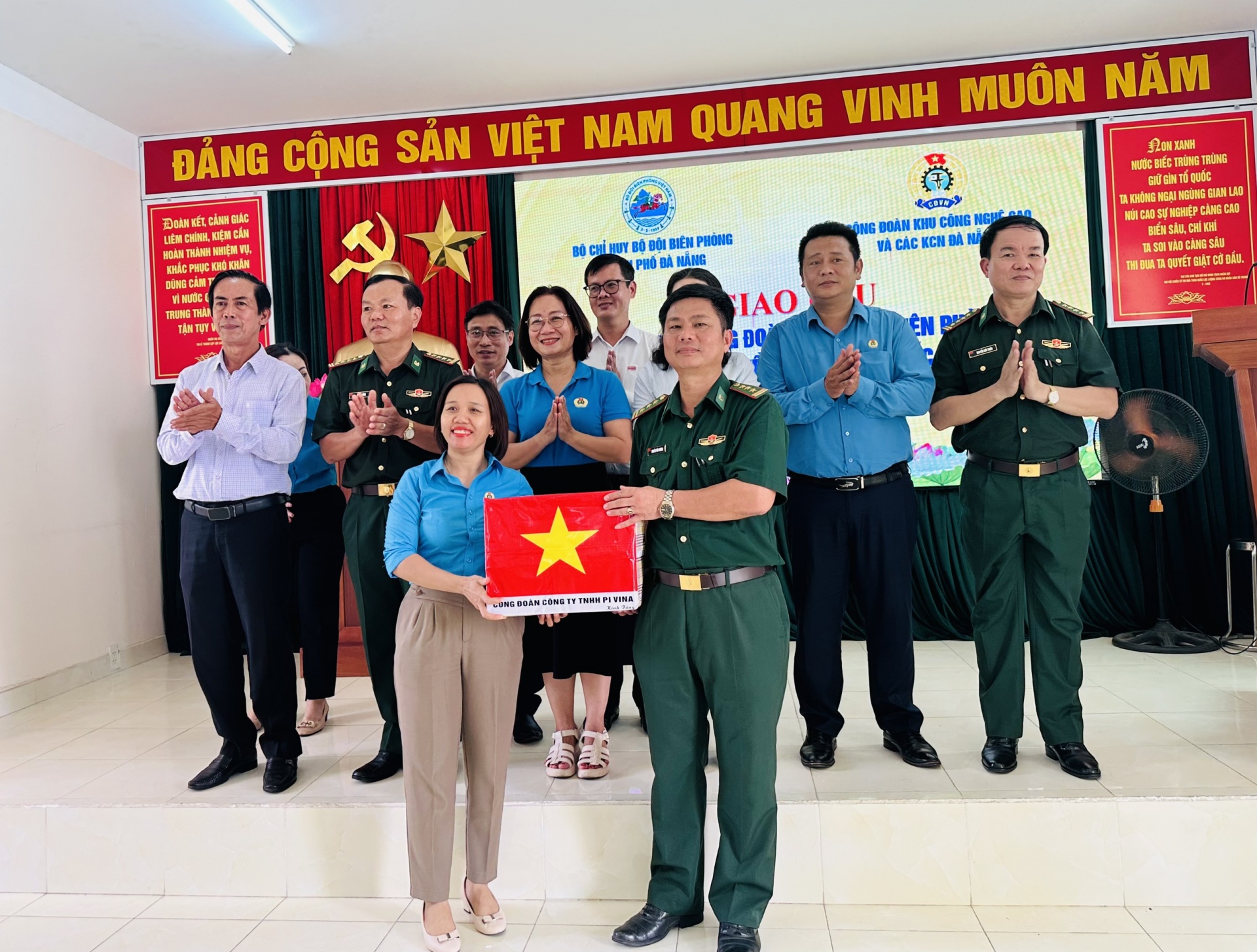 Đà Nẵng: Công đoàn tặng 1.000 lá cờ tổ quốc cho chiến sĩ biên phòng và ngư dân bám biển Đà Nẵng: Công đoàn tặng 1.000 lá cờ tổ quốc cho chiến sĩ biên phòng và ngư dân bám biển