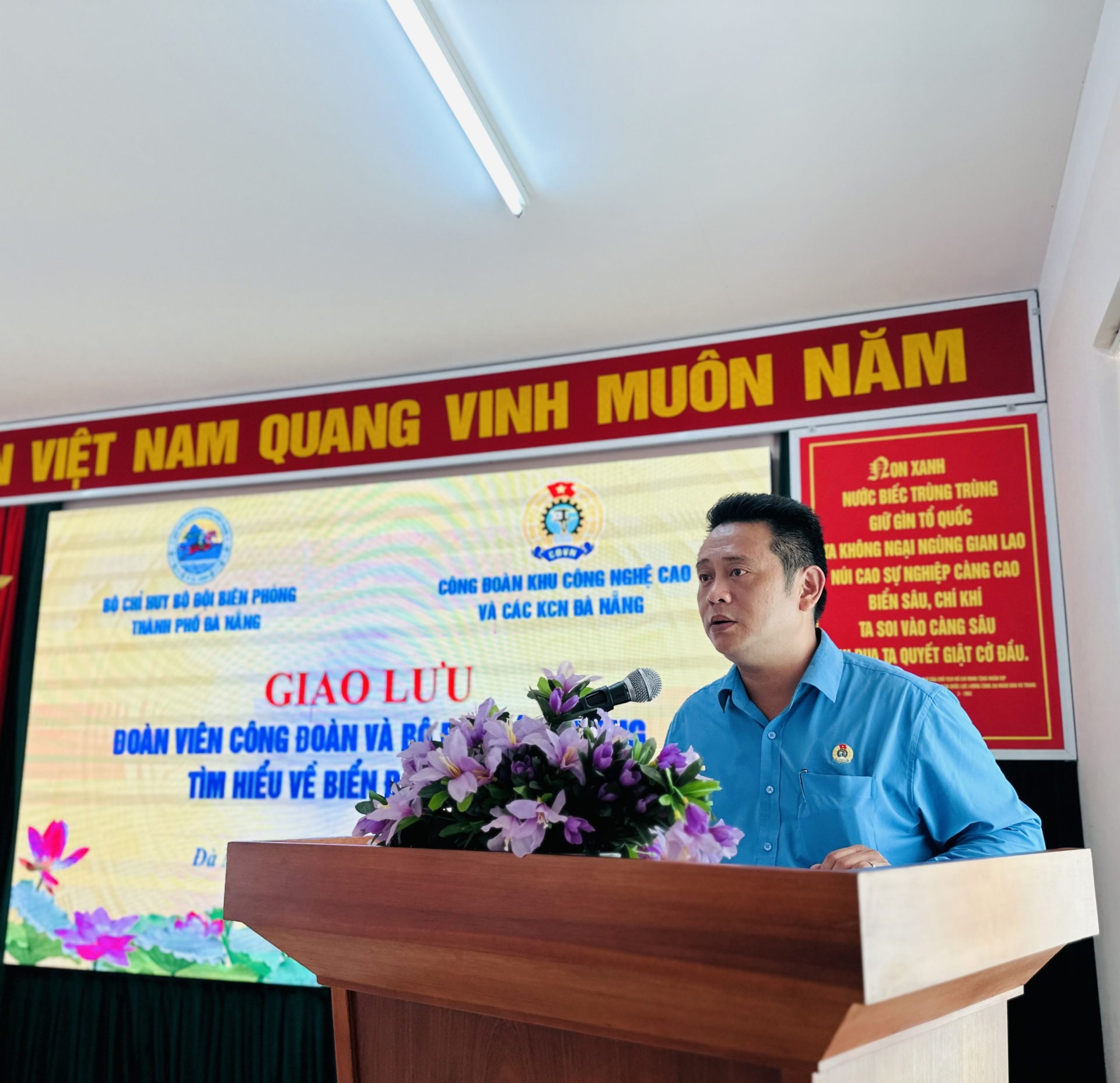 Đà Nẵng: Công đoàn tặng 1.000 lá cờ tổ quốc cho chiến sĩ biên phòng và ngư dân bám biển Đà Nẵng: Công đoàn tặng 1.000 lá cờ tổ quốc cho chiến sĩ biên phòng và ngư dân bám biển