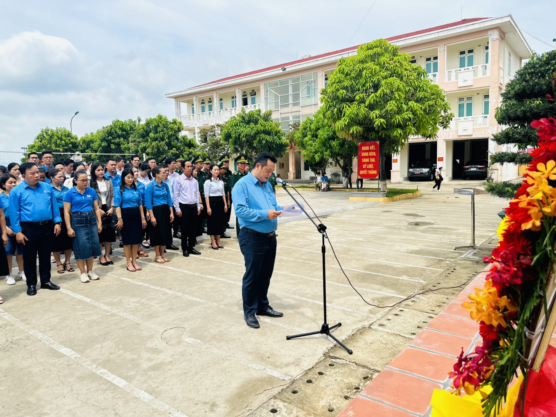 Đà Nẵng: Công đoàn tặng 1.000 lá cờ tổ quốc cho chiến sĩ biên phòng và ngư dân bám biển Đà Nẵng: Công đoàn tặng 1.000 lá cờ tổ quốc cho chiến sĩ biên phòng và ngư dân bám biển