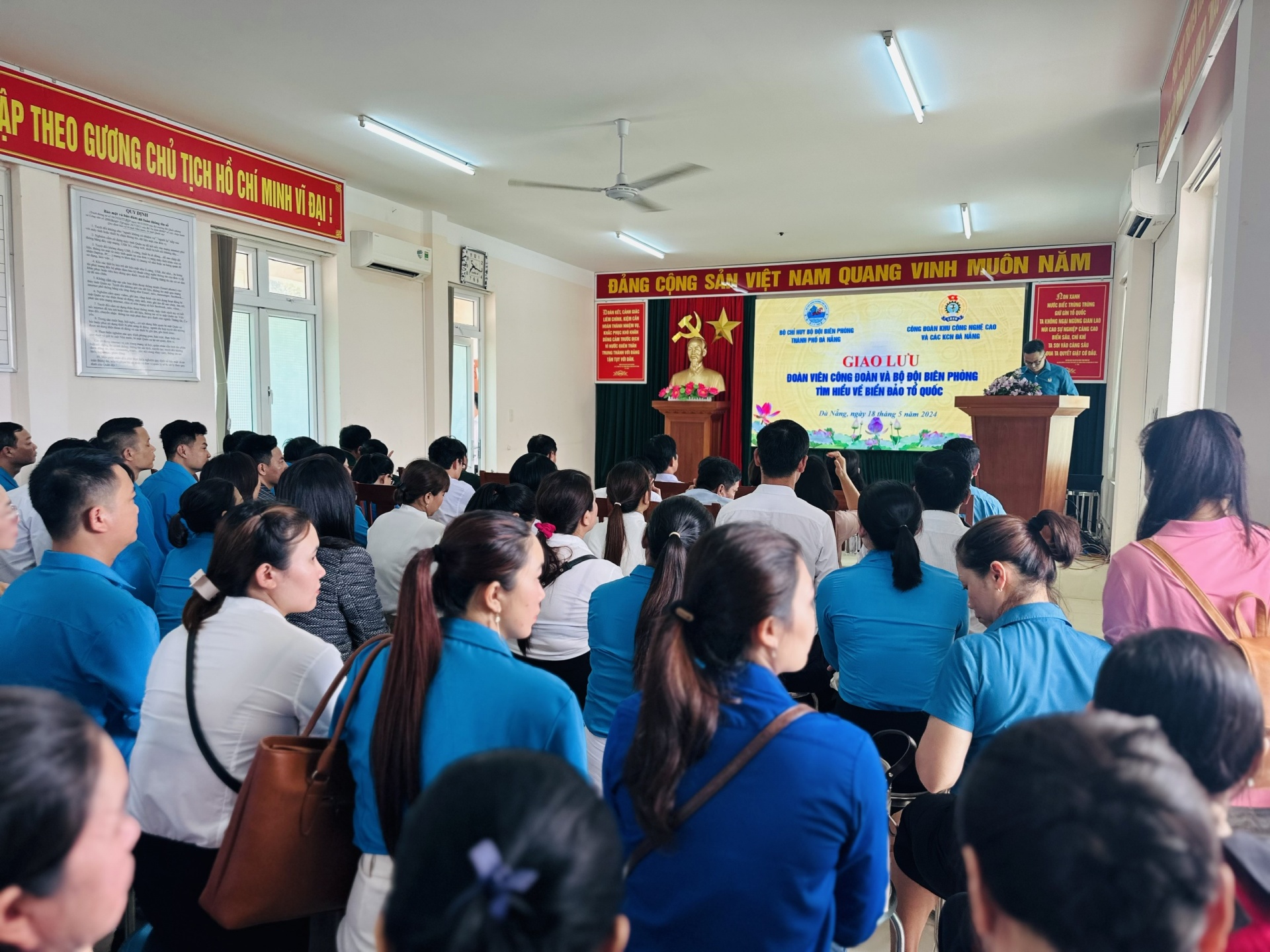 Đà Nẵng: Công đoàn tặng 1.000 lá cờ tổ quốc cho chiến sĩ biên phòng và ngư dân bám biển Đà Nẵng: Công đoàn tặng 1.000 lá cờ tổ quốc cho chiến sĩ biên phòng và ngư dân bám biển