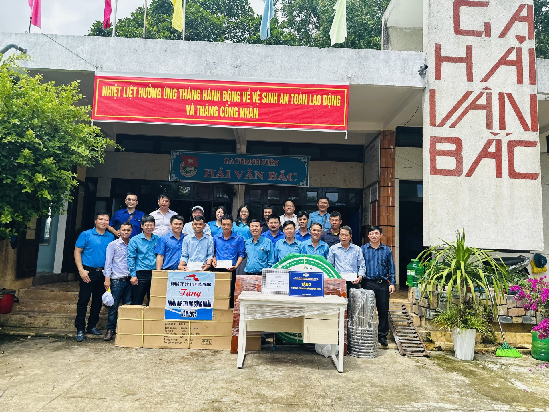 Niềm vui Tháng Công nhân của người lao động trên đèo Hải Vân Niềm vui Tháng Công nhân của người lao động trên đèo Hải Vân
