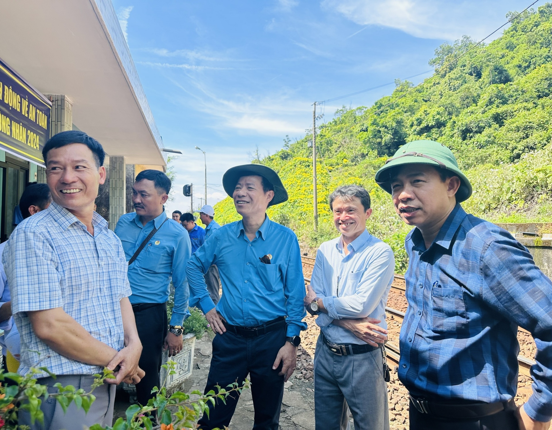 Niềm vui Tháng Công nhân của người lao động trên đèo Hải Vân Niềm vui Tháng Công nhân của người lao động trên đèo Hải Vân