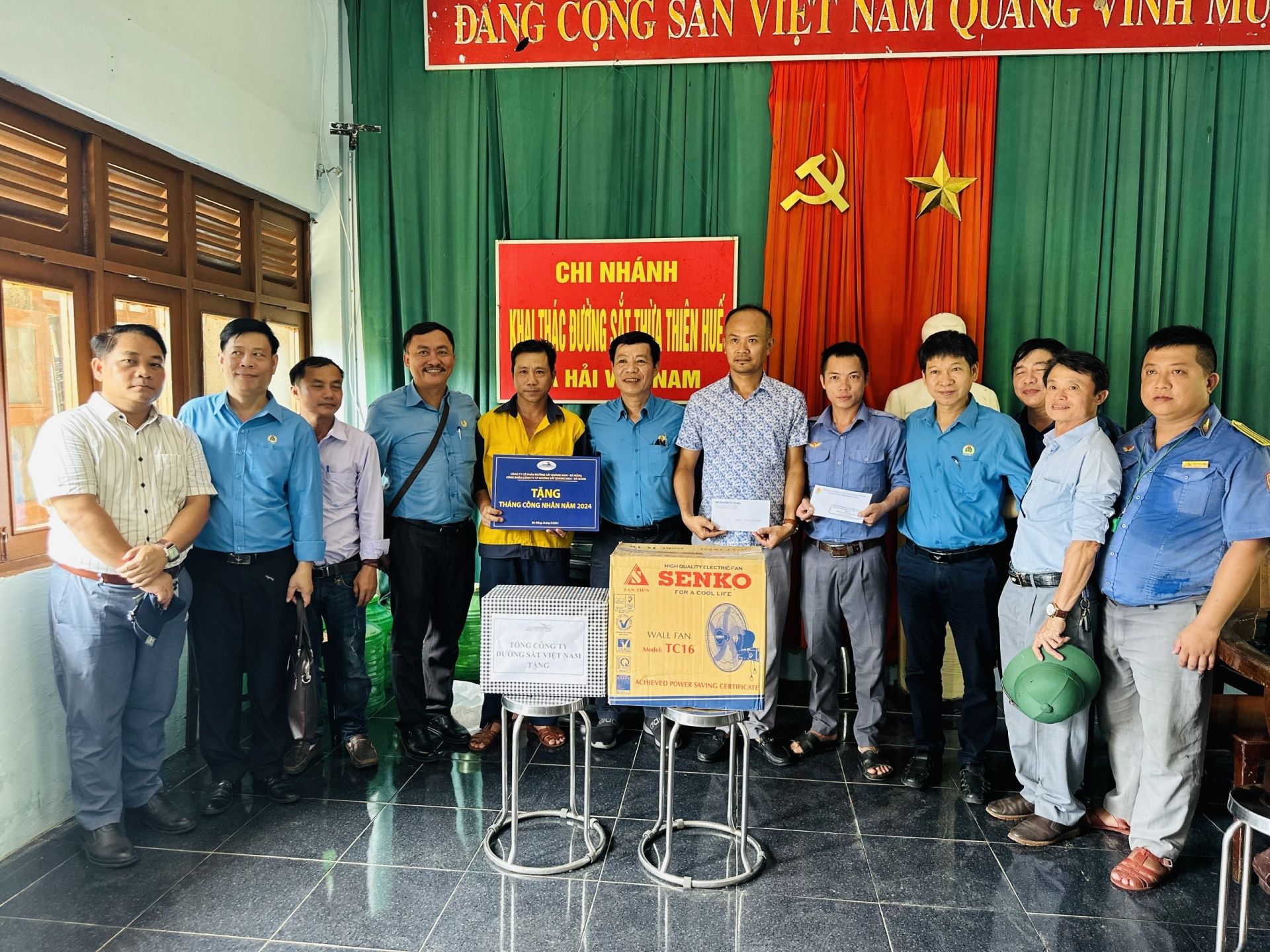 Niềm vui Tháng Công nhân của người lao động trên đèo Hải Vân Niềm vui Tháng Công nhân của người lao động trên đèo Hải Vân
