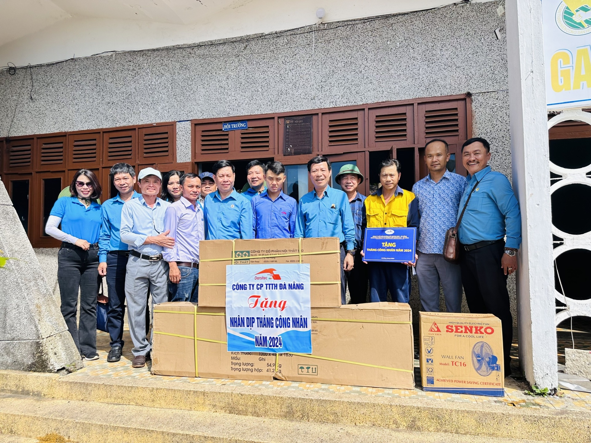 Niềm vui Tháng Công nhân của người lao động trên đèo Hải Vân Niềm vui Tháng Công nhân của người lao động trên đèo Hải Vân