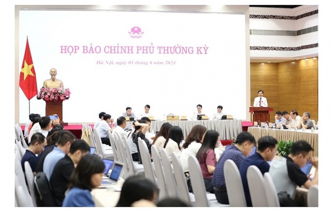 Phải công khai trên các phương tiện thông tin đại chúng Phải công khai trên các phương tiện thông tin đại chúng