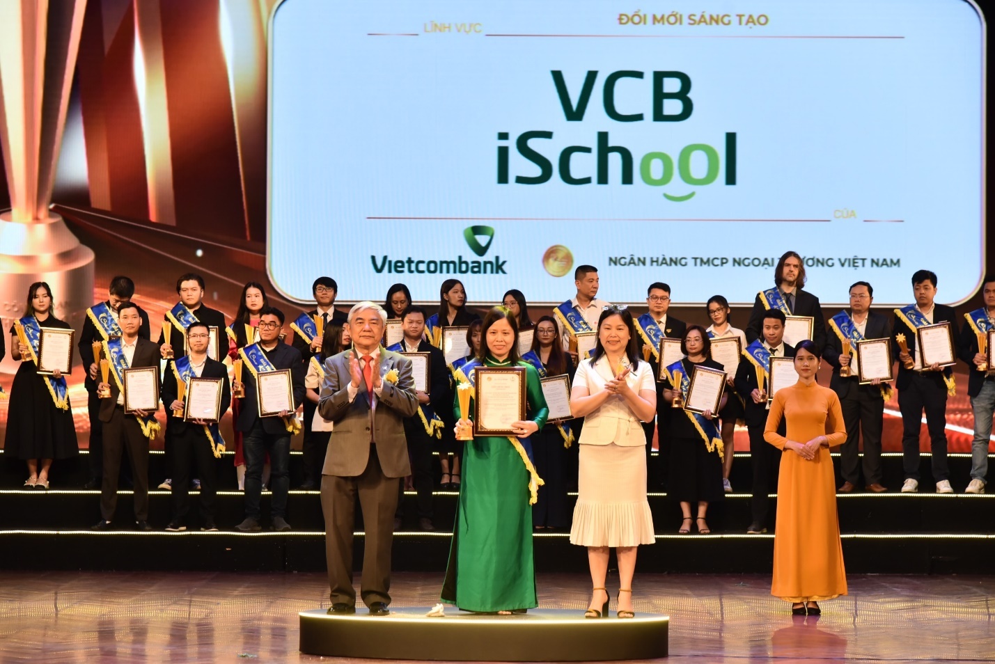 VCB – iSchool - gói giải pháp thu học phí thông minh dành cho Trường học và Phụ huynh VCB – iSchool - gói giải pháp thu học phí thông minh dành cho Trường học và Phụ huynh