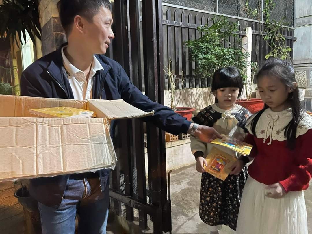 Thầy giáo Ngô Duy Hưng - người cõng sách lên núi Thầy giáo Ngô Duy Hưng - người cõng sách lên núi