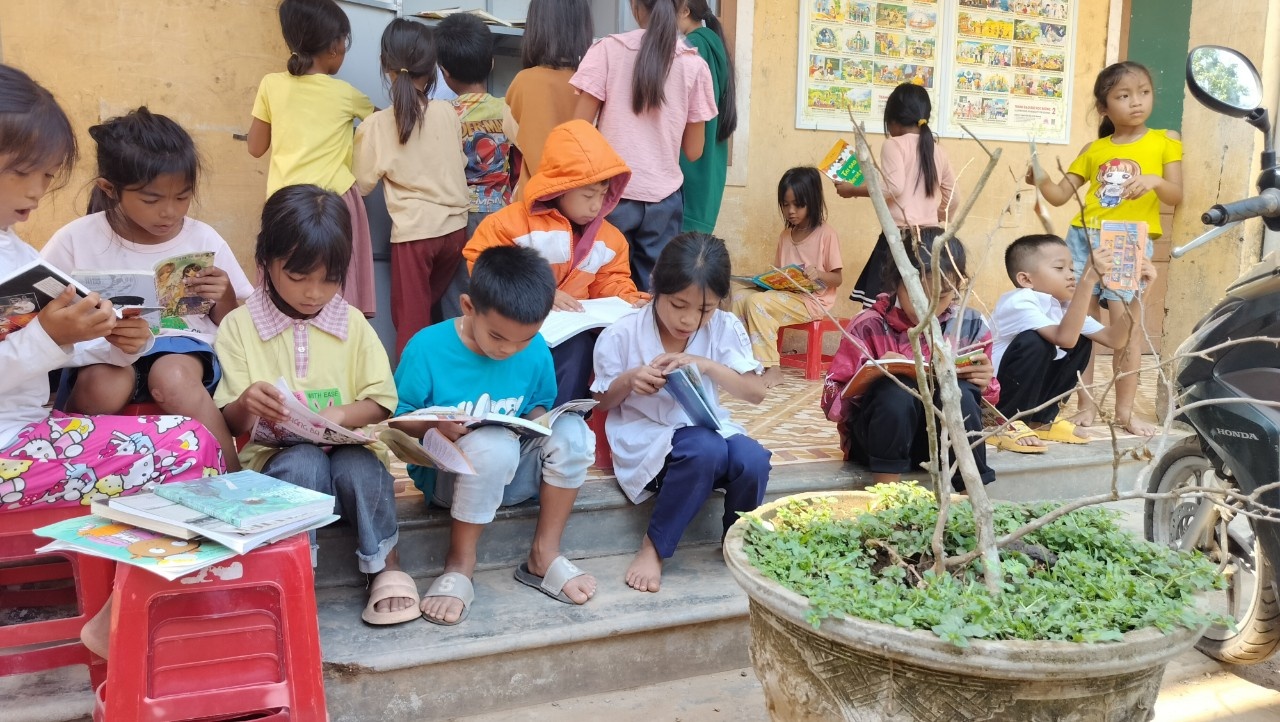 Thầy giáo Ngô Duy Hưng - người cõng sách lên núi Thầy giáo Ngô Duy Hưng - người cõng sách lên núi