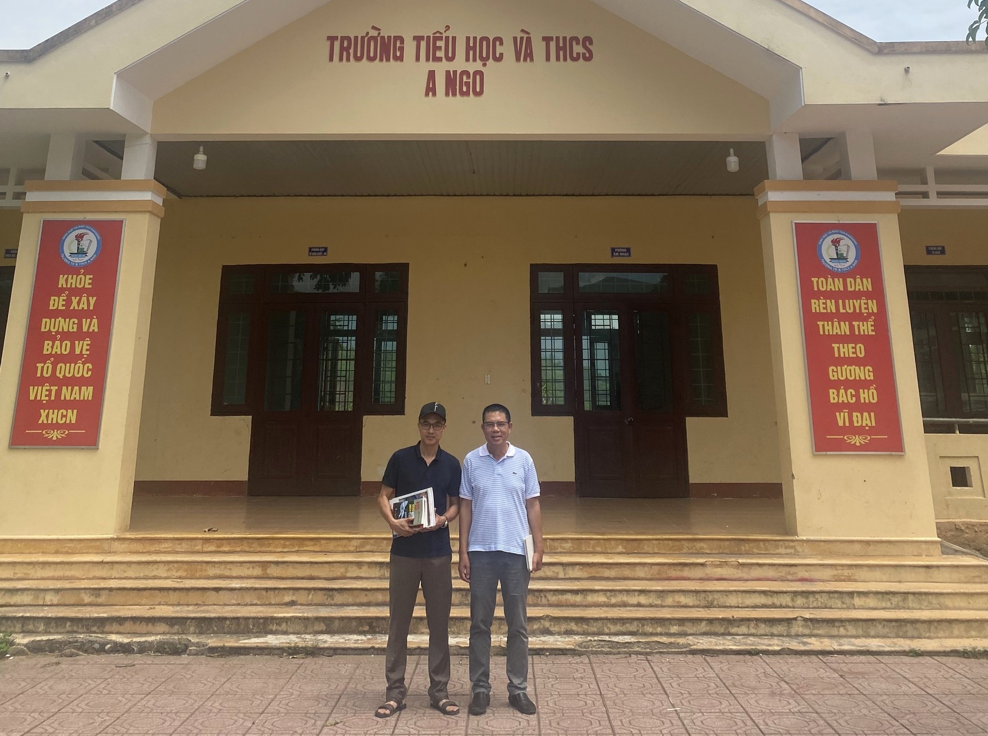 Thầy giáo Ngô Duy Hưng - người cõng sách lên núi Thầy giáo Ngô Duy Hưng - người cõng sách lên núi
