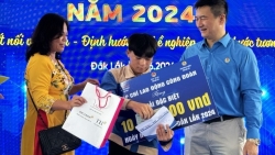 Cậu học sinh nghèo Đắk Lắk rưng rưng dành tiền thưởng mua bò giống làm quà cho mẹ