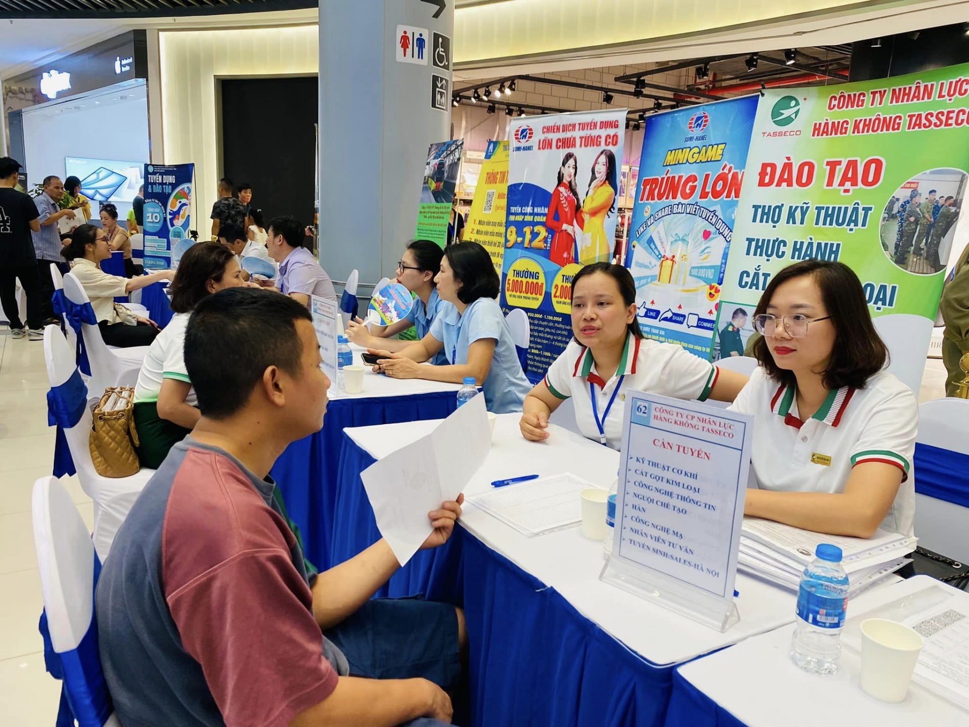 Hơn 5.000 chỉ tiêu tuyển dụng, tuyển sinh tại phiên giao dịch việc làm quận Long Biên