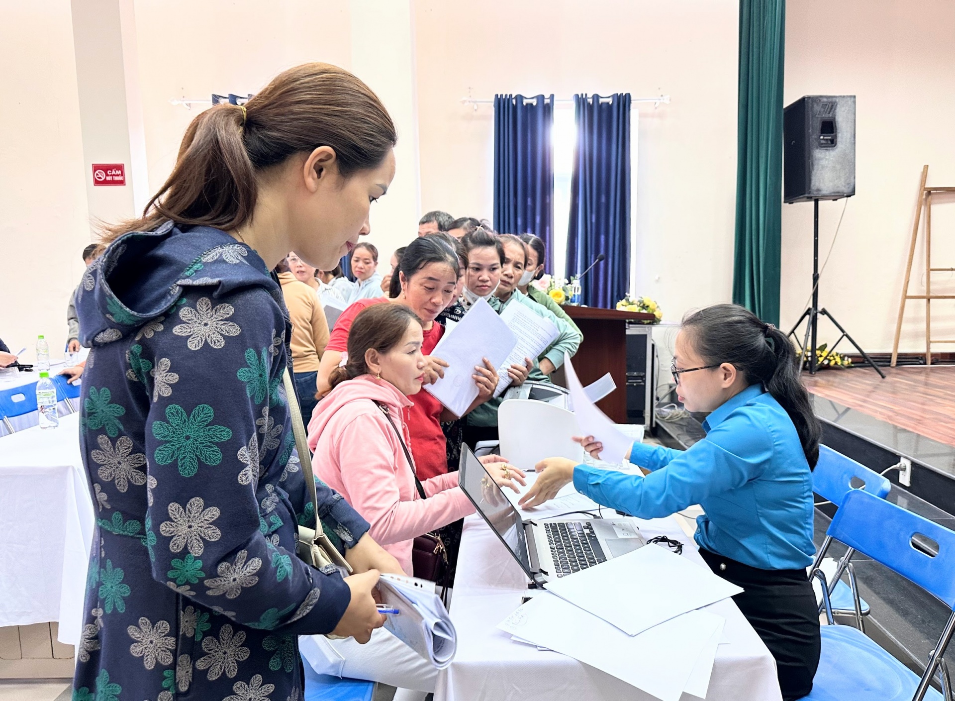 Bài 1:  Người chuyên đi "gỡ" khó khăn pháp lý cho công nhân, người lao động
