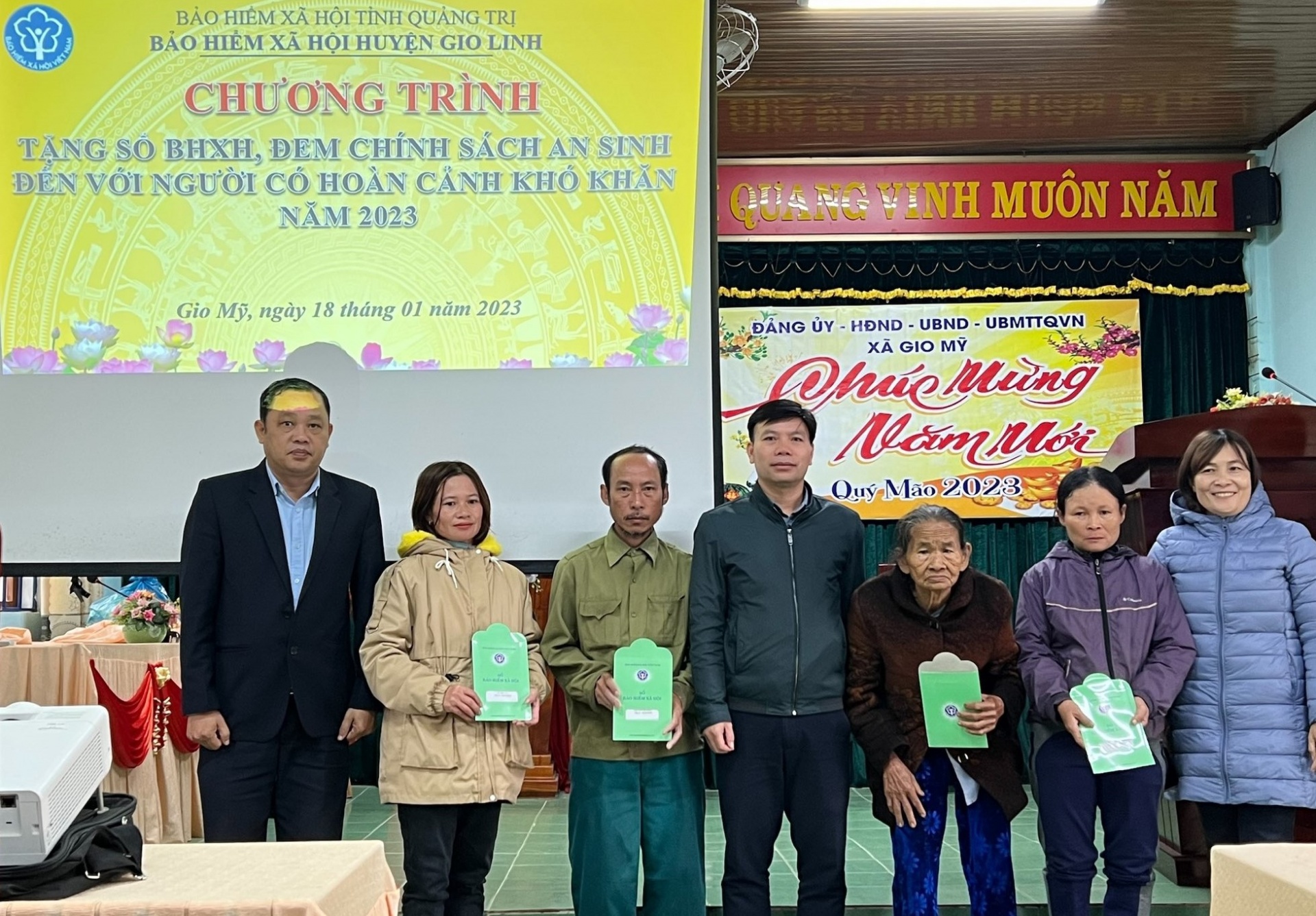 Công đoàn Bảo hiểm xã hội tỉnh Quảng Trị: trao nhân ái, lan tỏa yêu thương Công đoàn Bảo hiểm xã hội tỉnh Quảng Trị: trao nhân ái, lan tỏa yêu thương