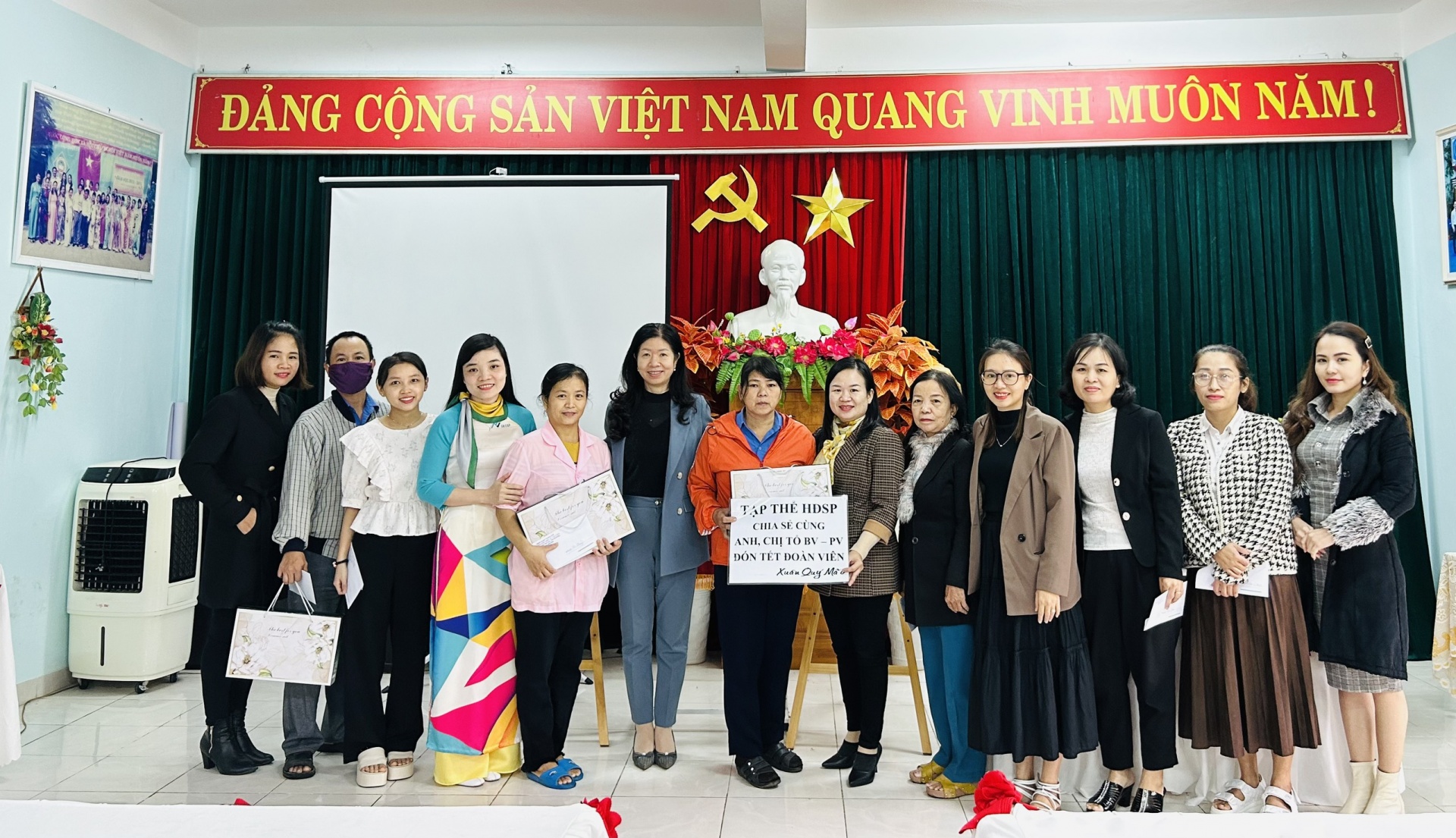 Hà đứng thứ sáu từ trái qua( HĐ trao hỗ trợ cho đoàn viên, người lao động khó khăn dịp Tết Quý Mão)
