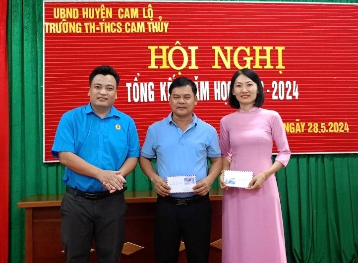 Tấm gương người thầy giáo tận tụy, cán bộ công đoàn mẫu mực