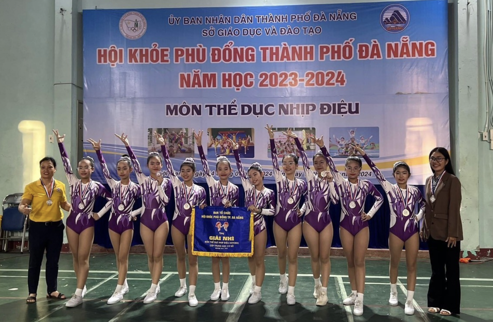 Cô giáo Nguyễn Thị Kim Thương đã huấn luyện nhiều đội tuyển thể thao của trường Tây Sơn và đạt thành tích cao.