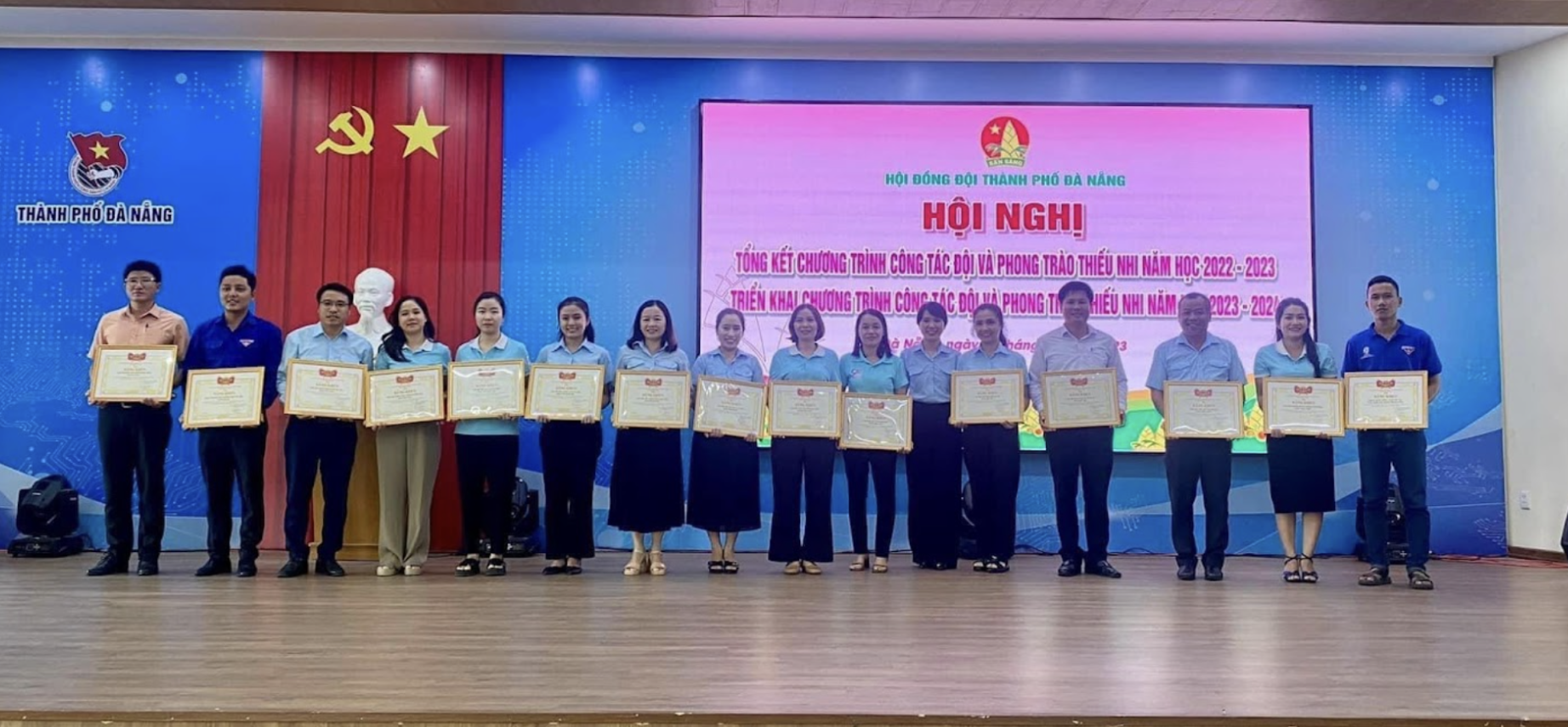Cô giáo Trần Thị Sa - Tổng phụ trách đội giỏi của Trường Tiểu học số 2 Hoà Liên
