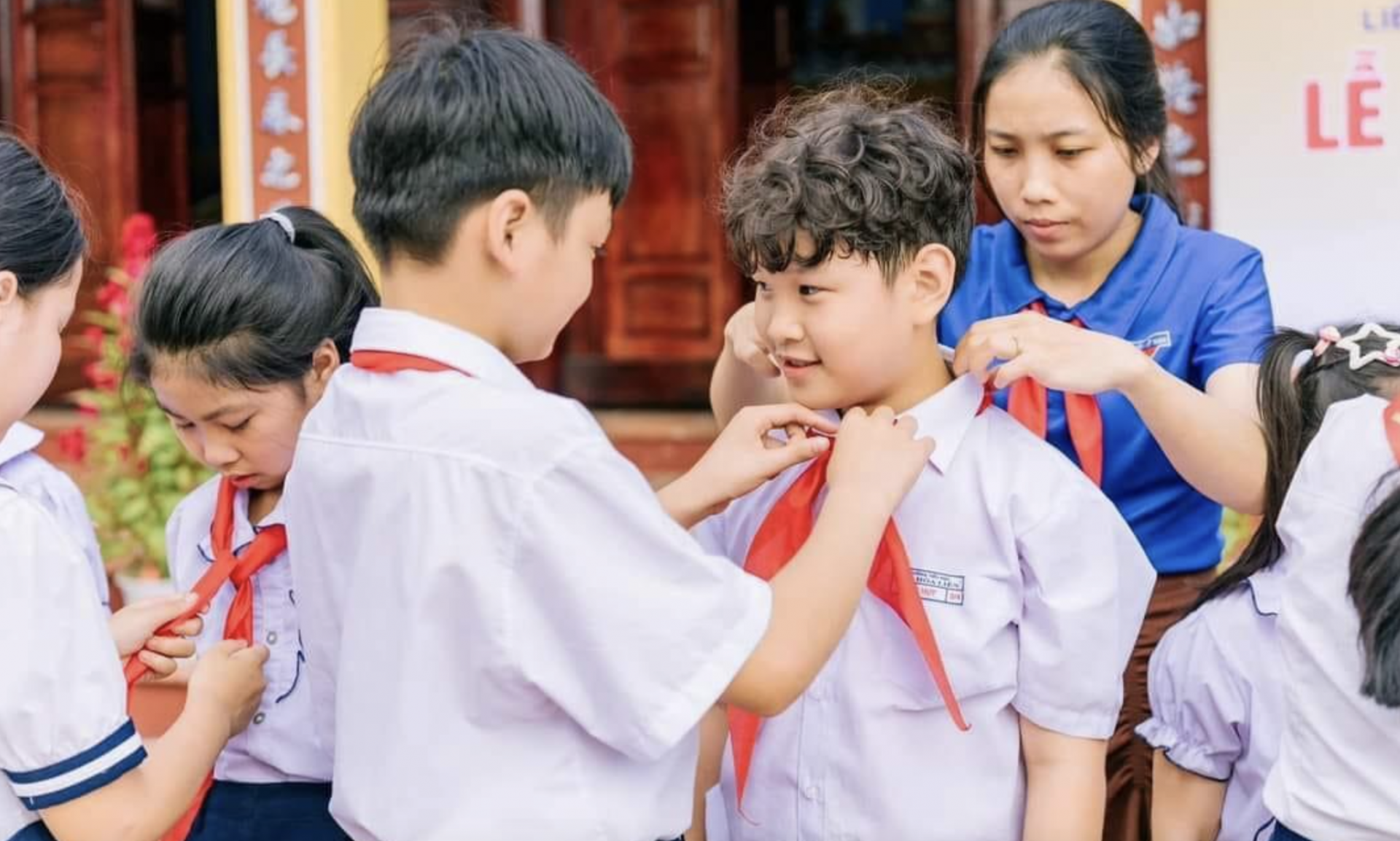 Cô giáo Trần Thị Sa - Tổng phụ trách đội giỏi của Trường Tiểu học số 2 Hoà Liên