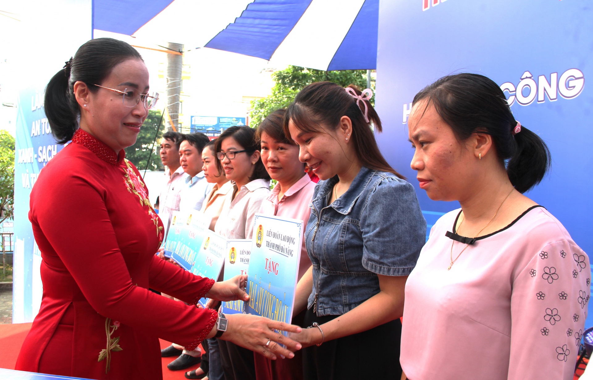 Phó Chủ tịch UBND thành phố Nguyễn Thị Anh Thi (bìa trái) trao tặng “Mái ấm Công đoàn” đợt 1 năm 2024 cho đoàn viên, người lao động. Phó Chủ tịch UBND thành phố Nguyễn Thị Anh Thi (bìa trái) trao tặng “Mái ấm Công đoàn” đợt 1 năm 2024 cho đoàn viên, người lao động.
