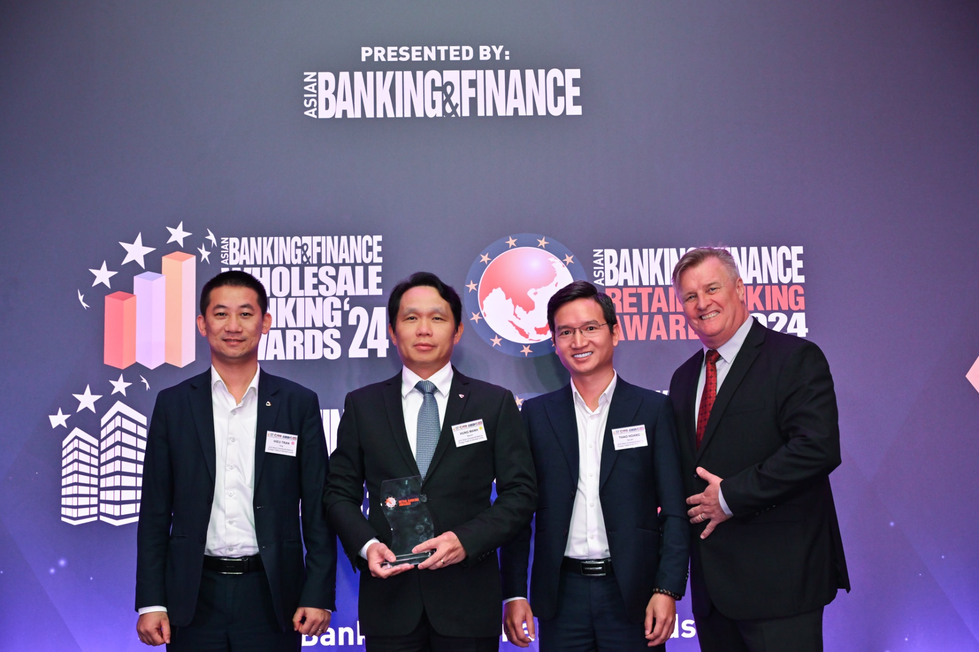 Đại diện Vietcombank nhận giải thưởng tại Lễ trao giải ABF 2024 Đại diện Vietcombank nhận giải thưởng tại Lễ trao giải ABF 2024