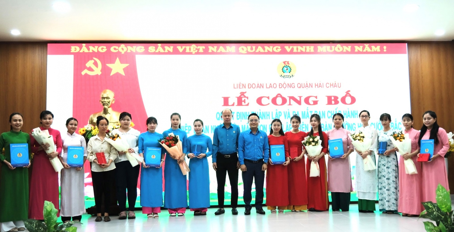 LĐLĐ quận Hải Châu trao quyết định thành lập và ra mắt Ban Chấp hành Nghiệp đoàn nhóm lớp mầm non độc lập phường Hòa Cường Bắc (quận Hải Châu).