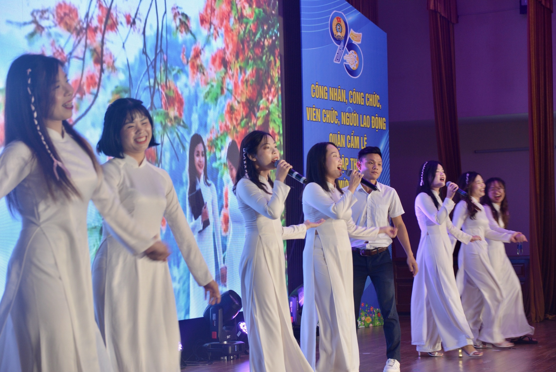 Liên hoan “Giọng hát hay - Đôi nhảy đẹp" tại Đà Nẵng: Niềm vui gắn kết Liên hoan “Giọng hát hay - Đôi nhảy đẹp" tại Đà Nẵng: Niềm vui gắn kết