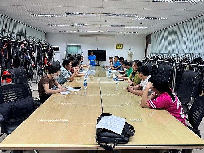 Không đồng tình Giám đốc xưởng tự quyết định sản lượng của các tổ khi lương tăng