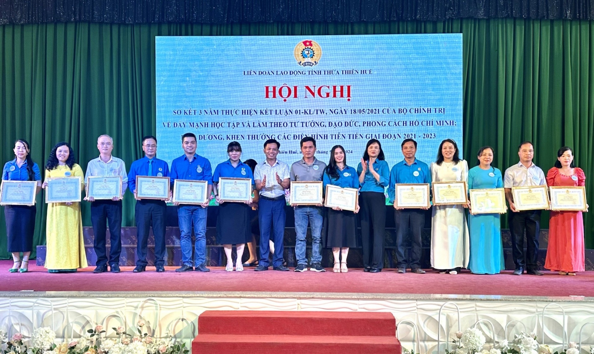 Hoàng Thị Mai Hương - cô giáo chăm làm việc thiện nguyện Hoàng Thị Mai Hương - cô giáo chăm làm việc thiện nguyện