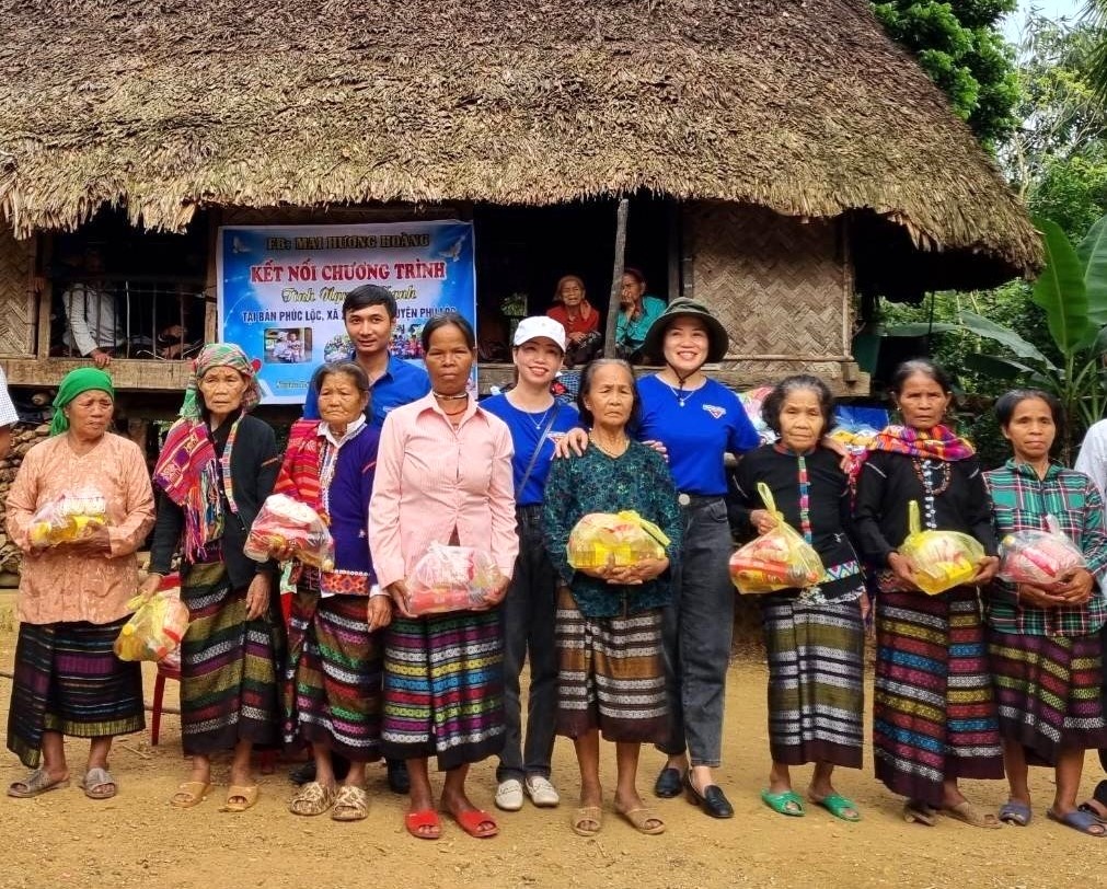 Hoàng Thị Mai Hương - cô giáo chăm làm việc thiện nguyện Hoàng Thị Mai Hương - cô giáo chăm làm việc thiện nguyện