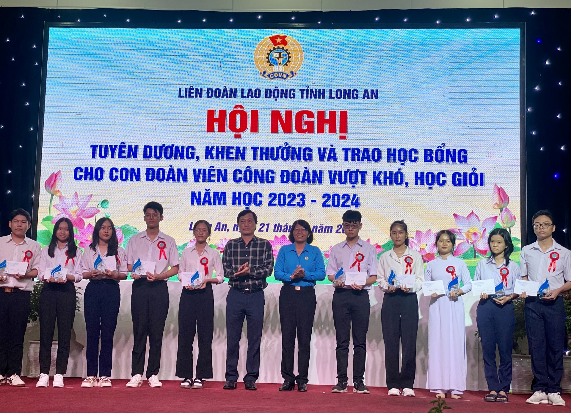 Long An: Trao học bổng cho 229 học sinh con đoàn viên, NLĐ vượt khó học giỏi