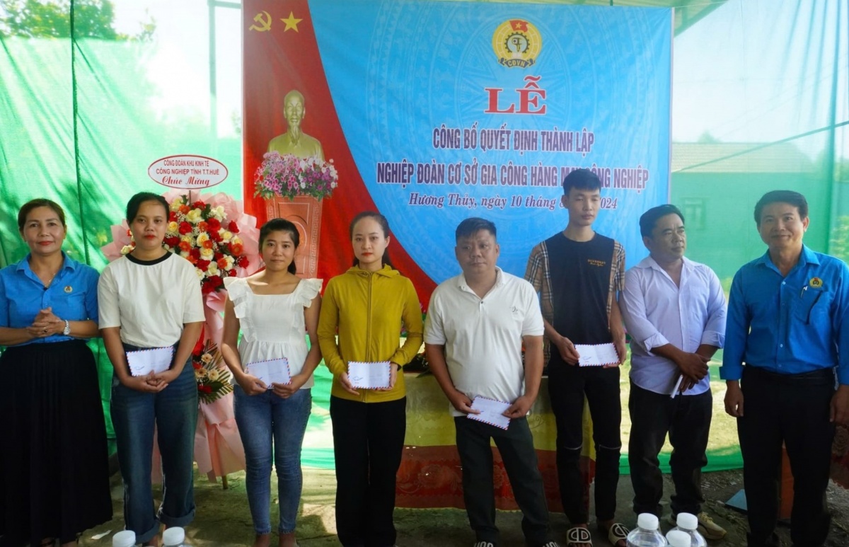 Thợ cắt tóc, thợ may và giáo viên tư thục vào nghiệp đoàn Thợ cắt tóc, thợ may và giáo viên tư thục vào nghiệp đoàn