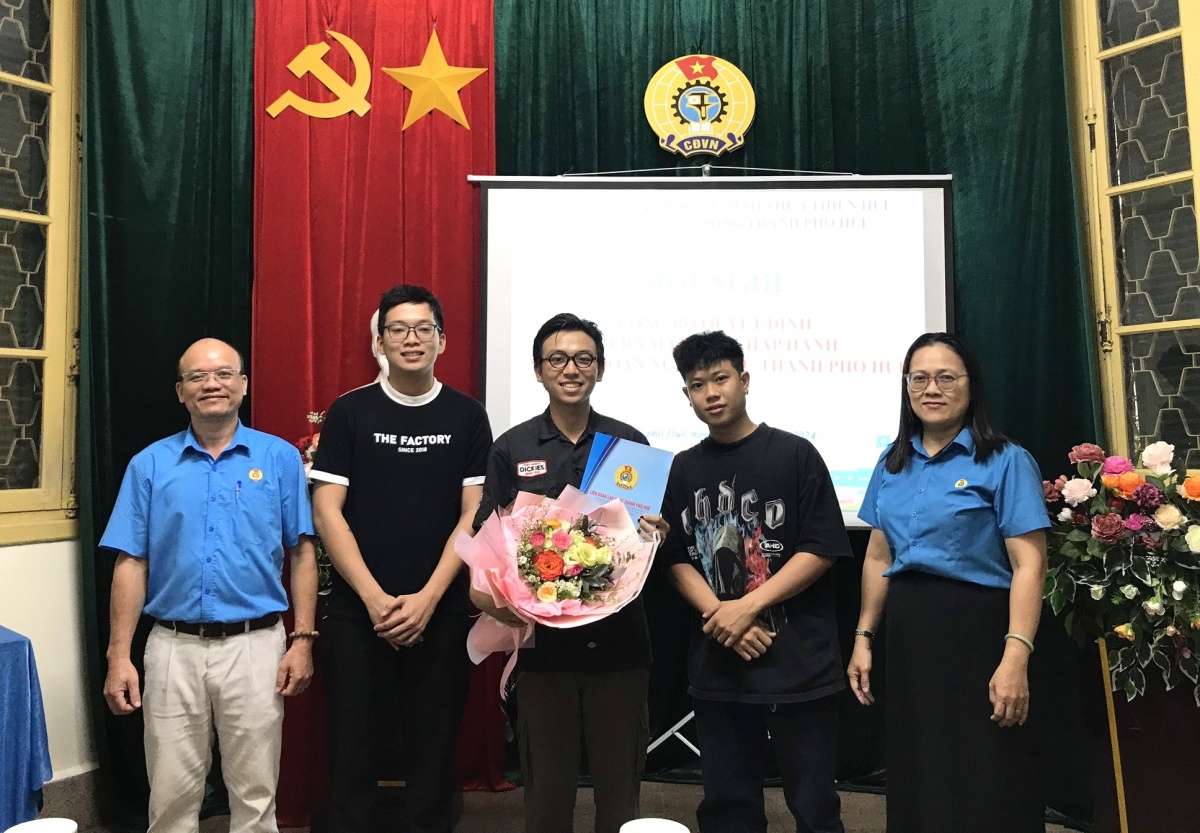 Thợ cắt tóc, thợ may và giáo viên tư thục vào nghiệp đoàn Thợ cắt tóc, thợ may và giáo viên tư thục vào nghiệp đoàn