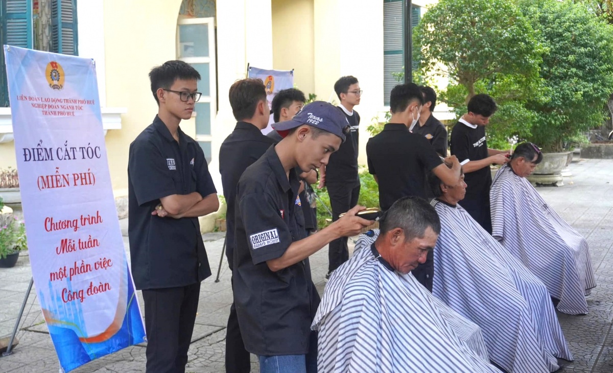 Thợ cắt tóc, thợ may và giáo viên tư thục vào nghiệp đoàn Thợ cắt tóc, thợ may và giáo viên tư thục vào nghiệp đoàn