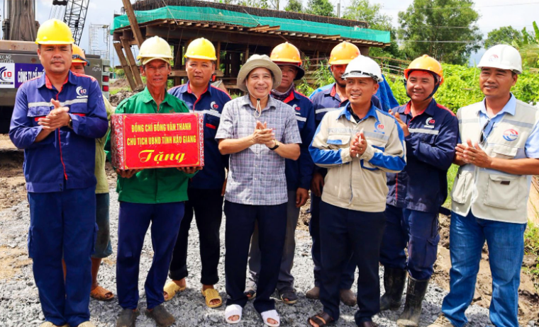 Công nhân hối hả trên công trường dịp lễ 2/9
