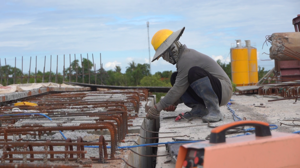 Công nhân hối hả trên công trường dịp lễ 2/9