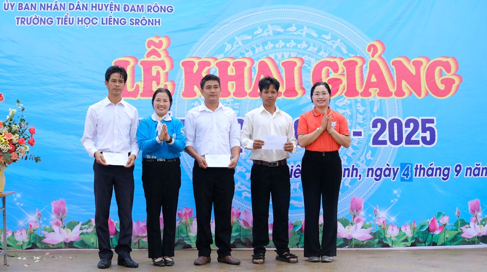 Những người thầy bền bỉ bám bản làng, “gieo con chữ” giữa rừng xanh Những người thầy bền bỉ bám bản làng, “gieo con chữ” giữa rừng xanh