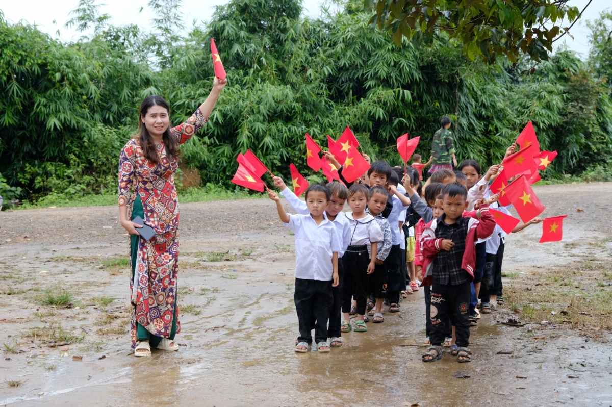 Những người thầy bền bỉ bám bản làng, “gieo con chữ” giữa rừng xanh Những người thầy bền bỉ bám bản làng, “gieo con chữ” giữa rừng xanh