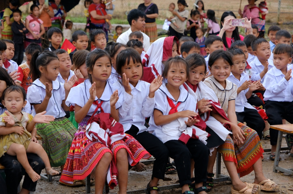Những người thầy bền bỉ bám bản làng, “gieo con chữ” giữa rừng xanh Những người thầy bền bỉ bám bản làng, “gieo con chữ” giữa rừng xanh