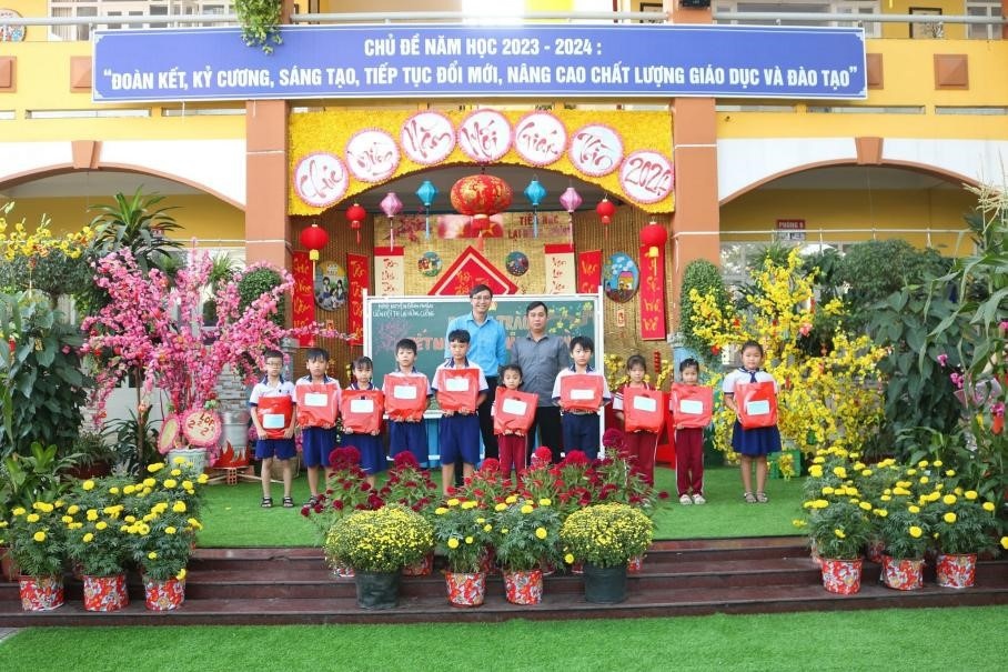 Thầy giáo Lê Minh Hoàng- Chủ tịch Công đoàn năng động Thầy giáo Lê Minh Hoàng- Chủ tịch Công đoàn năng động