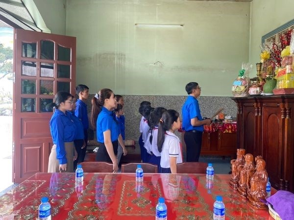 Thầy giáo Lê Minh Hoàng- Chủ tịch Công đoàn năng động Thầy giáo Lê Minh Hoàng- Chủ tịch Công đoàn năng động