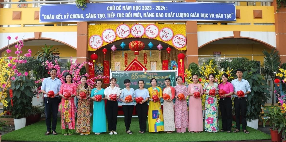 Thầy giáo Lê Minh Hoàng- Chủ tịch Công đoàn năng động Thầy giáo Lê Minh Hoàng- Chủ tịch Công đoàn năng động