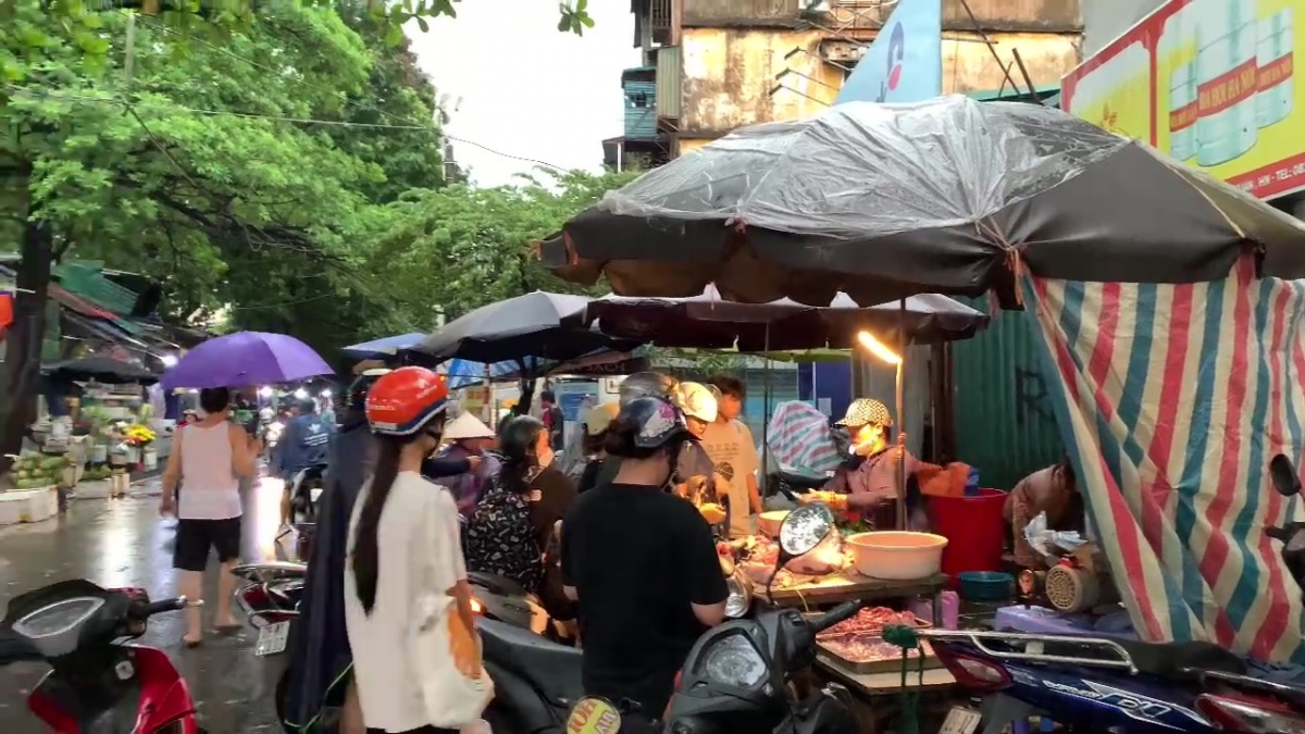 Người lao động hối hả tích trữ thực phẩm trước 