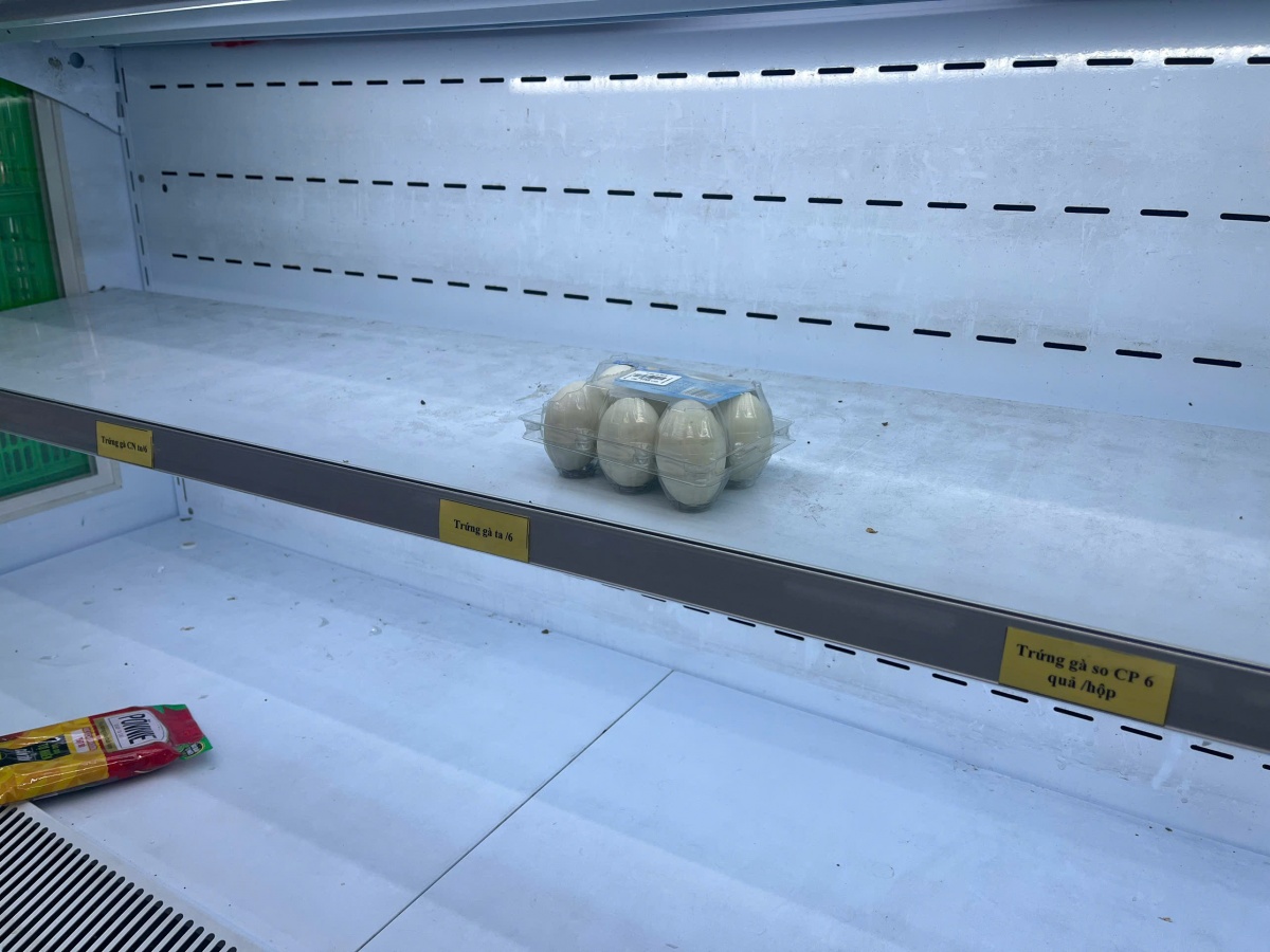 Người lao động hối hả tích trữ thực phẩm trước 