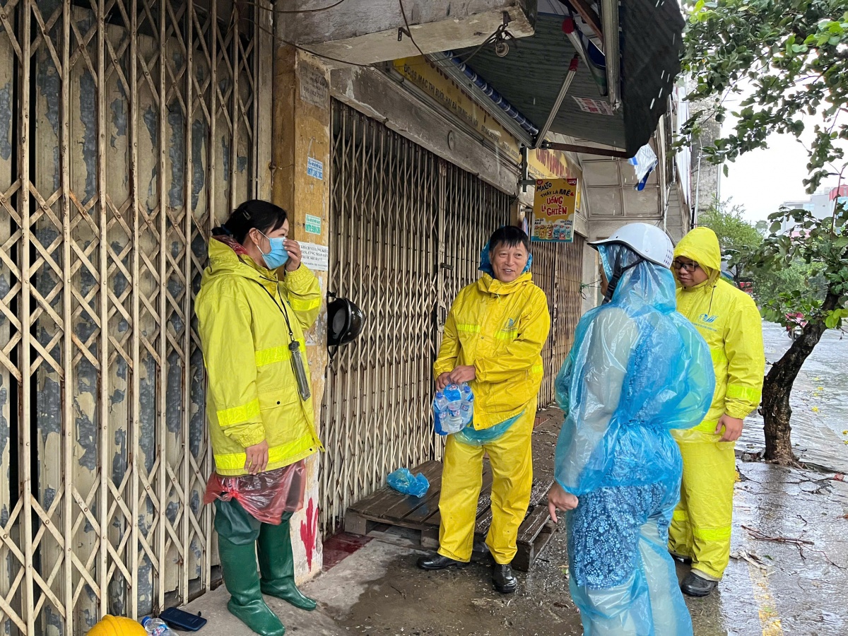 Công nhân thoát nước giữa siêu bão Yagi: “Chút nhọc nhằn này có sá gì?” Công nhân thoát nước giữa siêu bão Yagi: “Chút nhọc nhằn này có sá gì?”