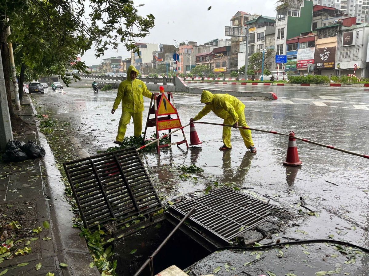Công nhân thoát nước giữa siêu bão Yagi: “Chút nhọc nhằn này có sá gì?” Công nhân thoát nước giữa siêu bão Yagi: “Chút nhọc nhằn này có sá gì?”