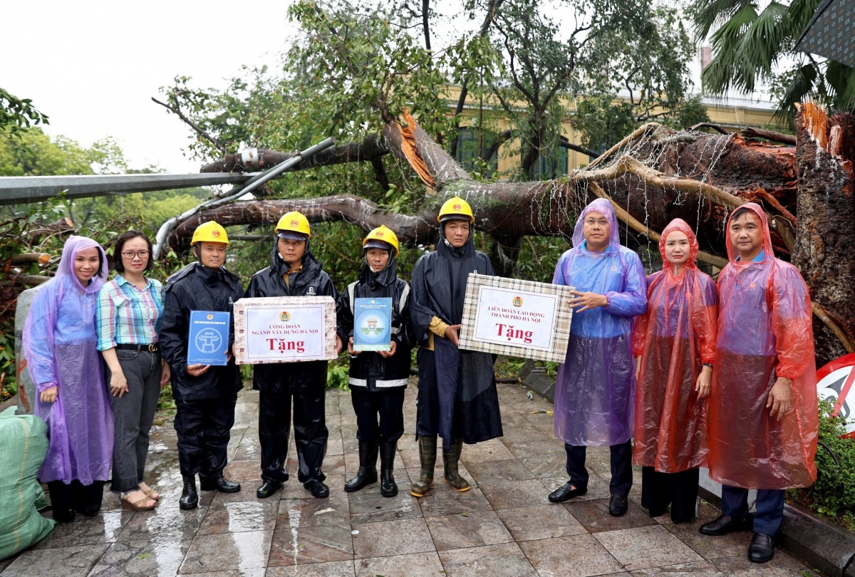 Kịp thời thăm hỏi, động viên công nhân Thủ đô làm nhiệm vụ khắc phục hậu quả bão số 3 Kịp thời thăm hỏi, động viên công nhân Thủ đô làm nhiệm vụ khắc phục hậu quả bão số 3