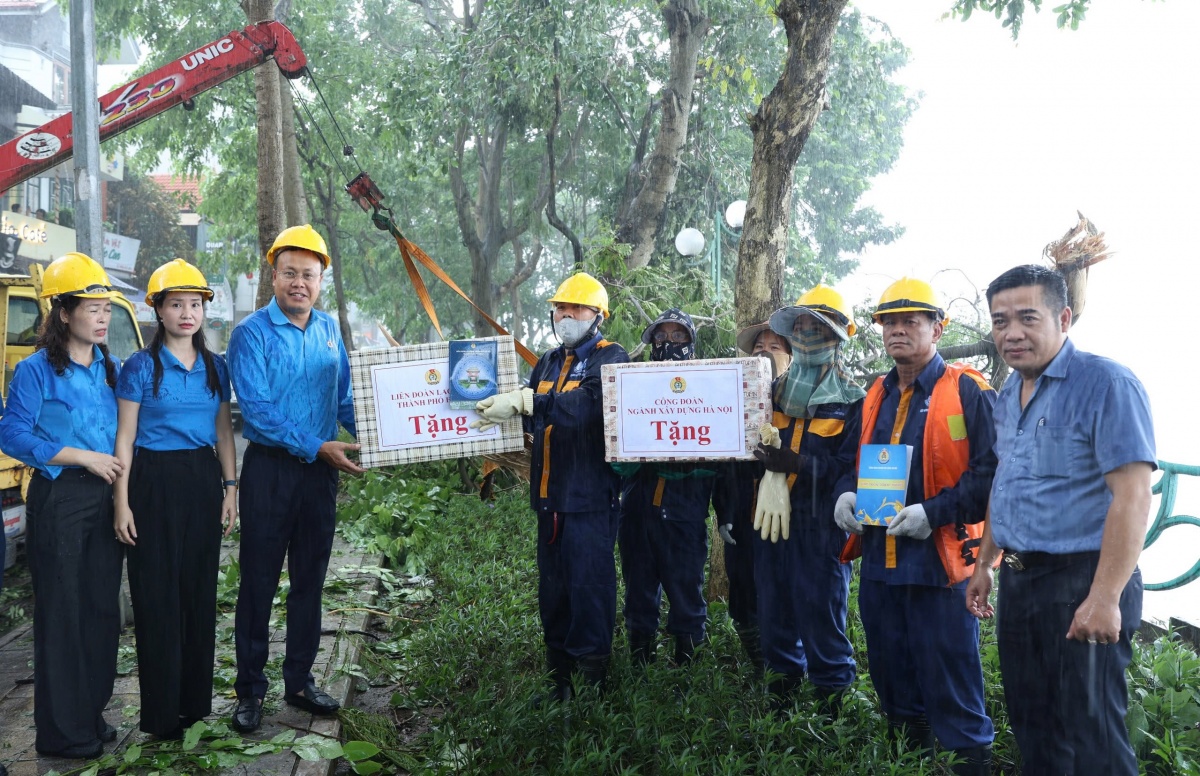 Kịp thời thăm hỏi, động viên công nhân Thủ đô làm nhiệm vụ khắc phục hậu quả bão số 3 Kịp thời thăm hỏi, động viên công nhân Thủ đô làm nhiệm vụ khắc phục hậu quả bão số 3