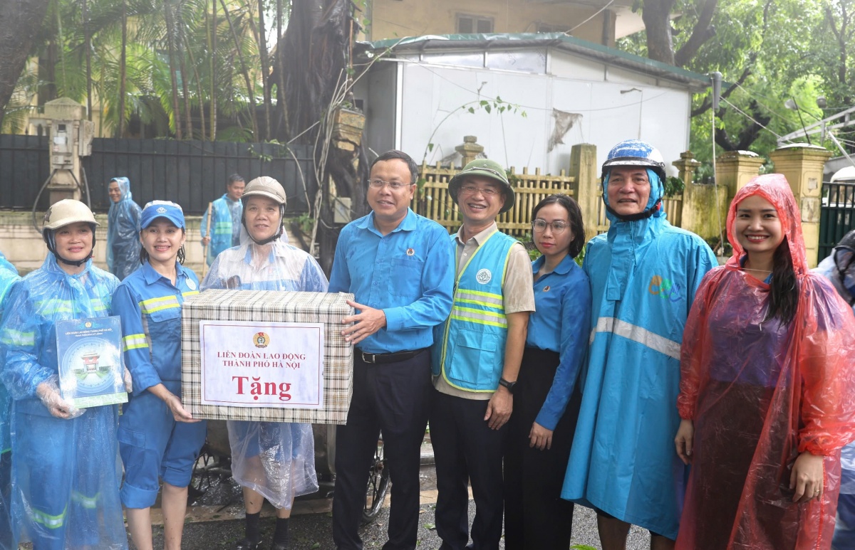 Kịp thời thăm hỏi, động viên công nhân Thủ đô làm nhiệm vụ khắc phục hậu quả bão số 3 Kịp thời thăm hỏi, động viên công nhân Thủ đô làm nhiệm vụ khắc phục hậu quả bão số 3