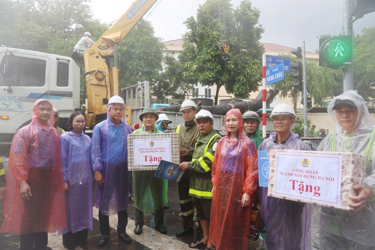 Kịp thời thăm hỏi, động viên công nhân Thủ đô làm nhiệm vụ khắc phục hậu quả bão số 3 Kịp thời thăm hỏi, động viên công nhân Thủ đô làm nhiệm vụ khắc phục hậu quả bão số 3